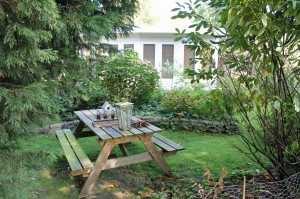 This garden-park lot-owner liked the idea of a picnic nook.